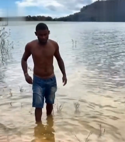 Influenciador se assusta com labareda ao fritar tambaqui de 13 quilos em rio no RN