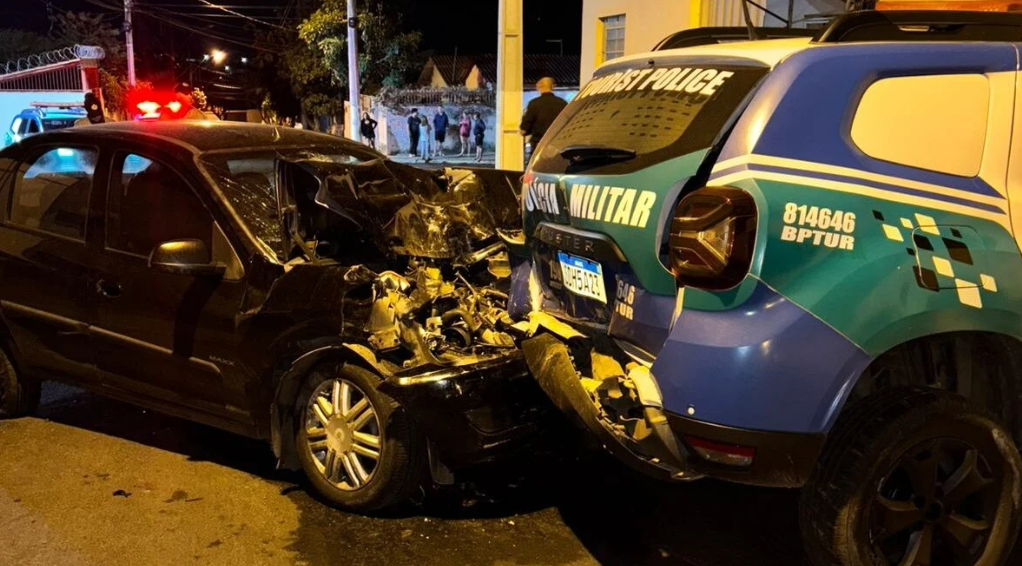 A vítima ligou desesperada para a PM e afirmou que o ex-companheiro, visivelmente alterado, insistia em arrombar o portão de sua casa