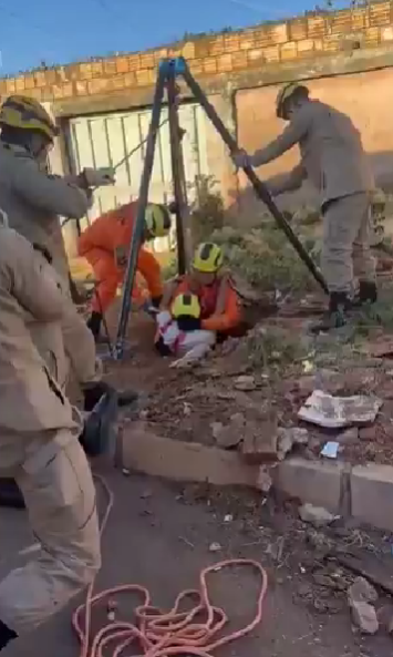 Idoso de 80 anos cai em cisterna de 10 metros e é resgatado no Novo Gama (GO)