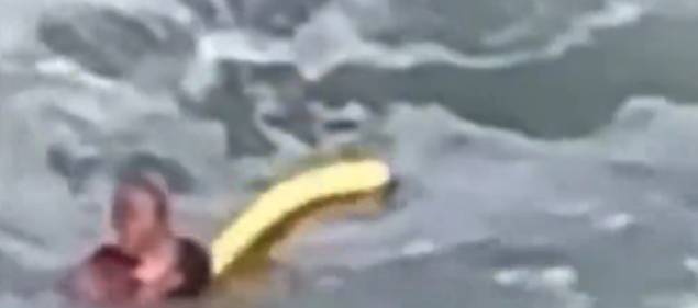 Mulher se distrai ao tirar fotos e cai no mar; helicóptero dos bombeiros faz resgate