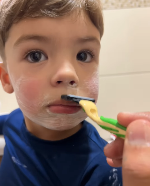 Encanto e carinho: pai simula fazer barba em filho e momento vira sucesso nas redes