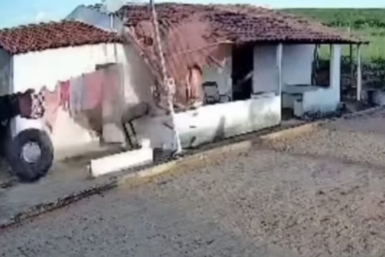 Pneu de carreta se solta, atinge casa e quase mata morador na Bahia