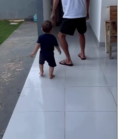 Com a mesma passada do avô, menino vira fenômeno nas redes