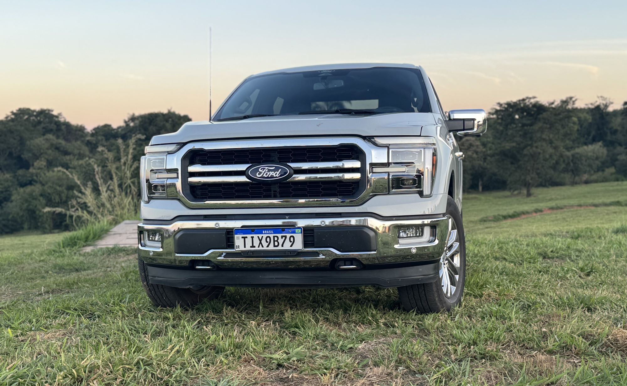 Teste: Ford F-150 2025 mantém seu ponto forte no motor Coyote V8 do Mustang