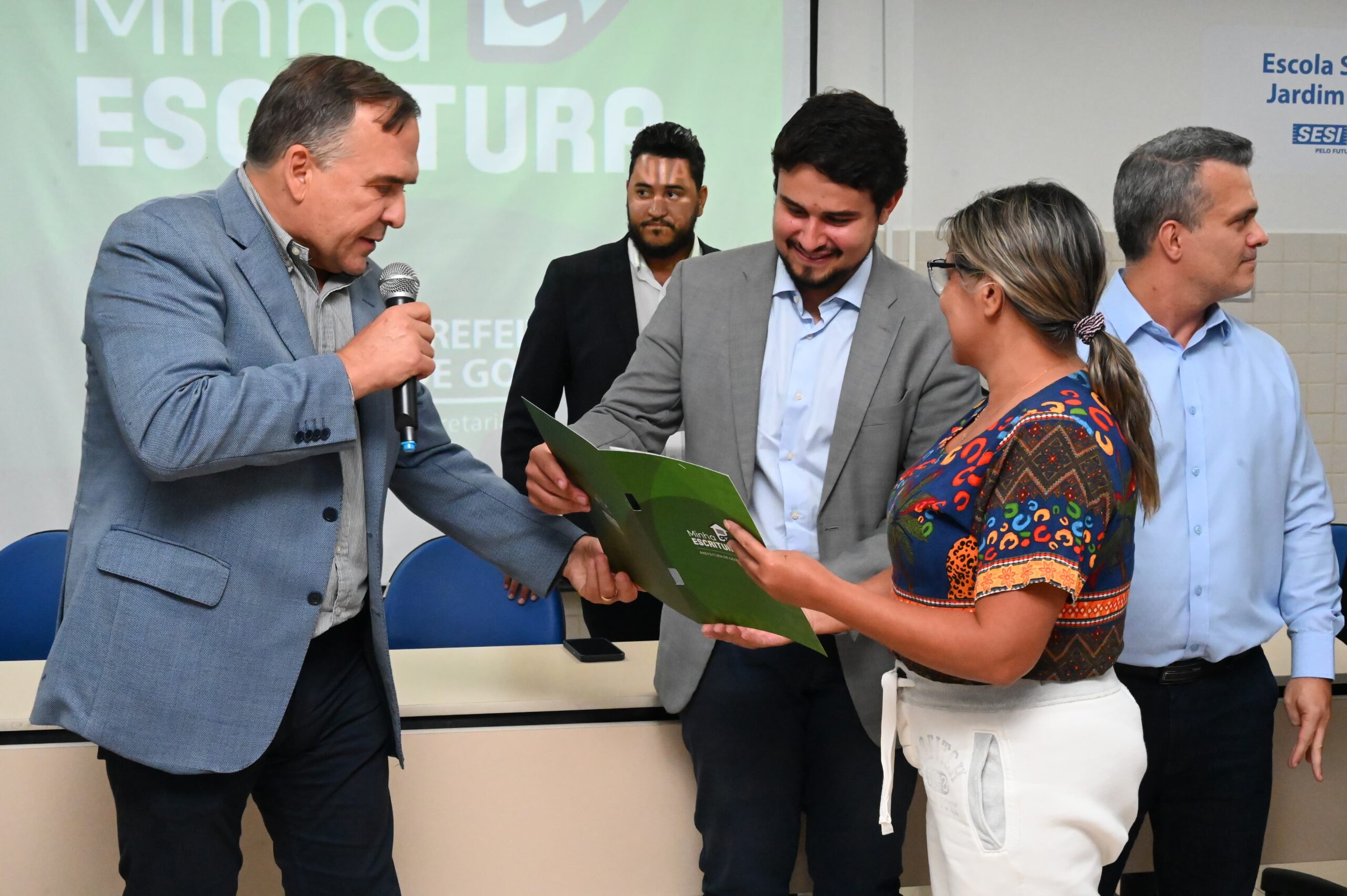 Mabel entrega mais 500 escrituras para famílias de Goiânia