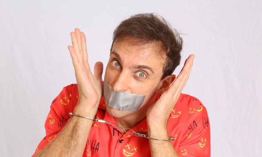 Léo Lins é condenado a 8 anos de prisão por preconceito