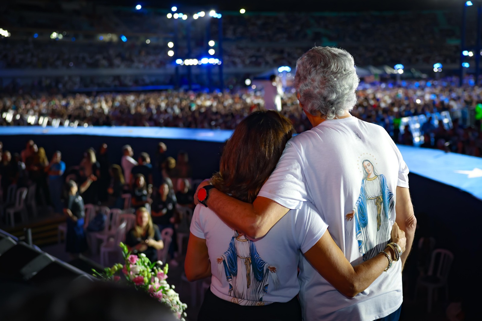 Caiado faz testemunho emocionante de cura e emociona fiéis no Totus Tuus, em Goiânia
