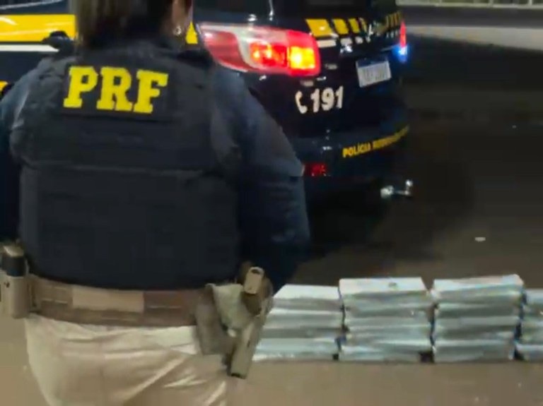 PRF apreende 50 quilos de maconha na BR-153 em Itumbiara; um homem é preso