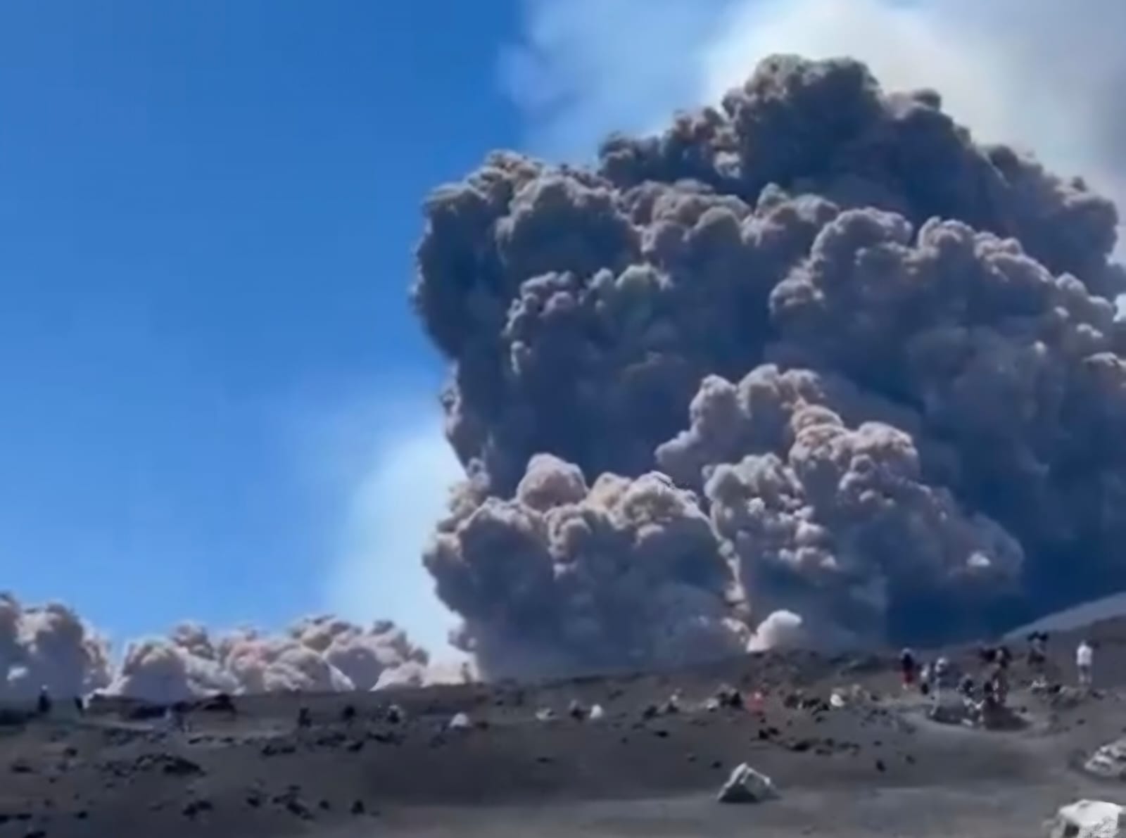 Vulcão Etna entra em erupção na Sicília e turistas fogem da cratera; alerta vermelho é emitido