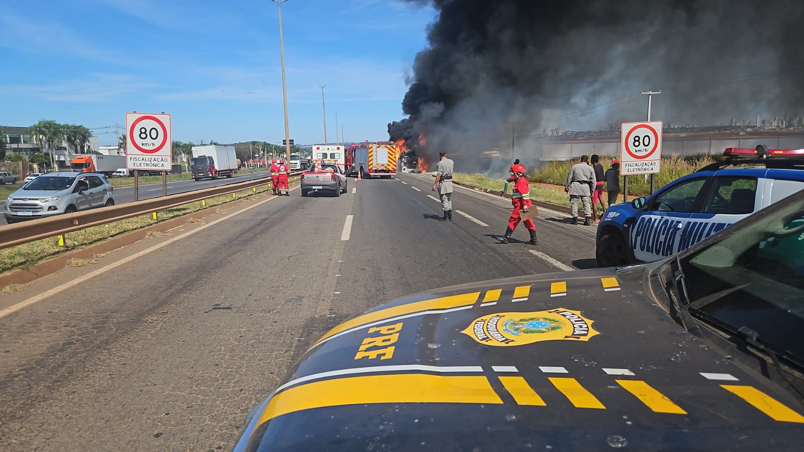Ônibus pega fogo na BR-153