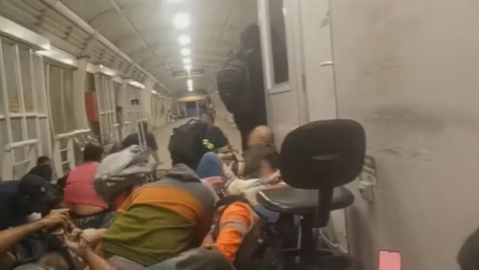 Megaoperação no Rio: Passageiros se abaixam durante tiroteio em estação do BRT e mulher faz oração
