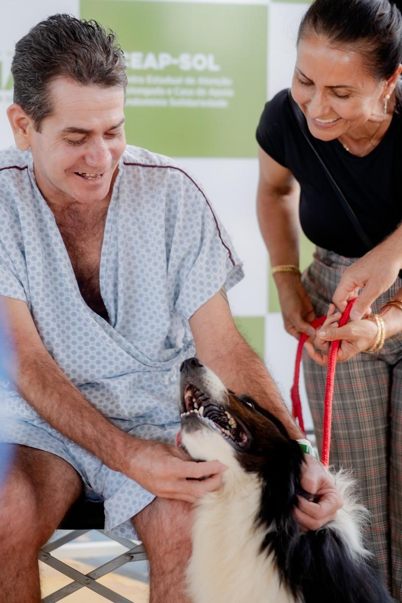 Paciente em cuidados paliativos se emociona ao receber visita de cachorro de estimação no Ceap-Sol