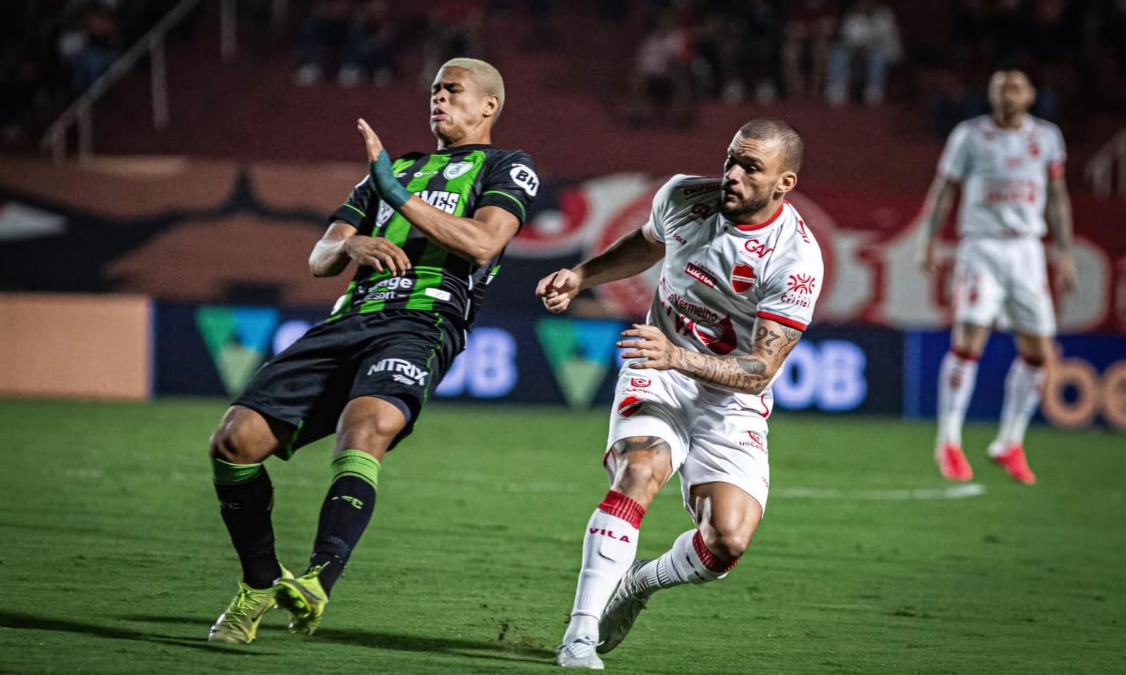 No retorno de Luizinho, Vila desaba em campo, perde por 3 a 0 para América-MG e aprofunda crise
