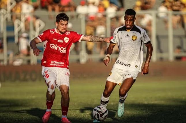 Vila sofre virada do Amazonas em Manaus e chega à quinta derrota seguida na Série B