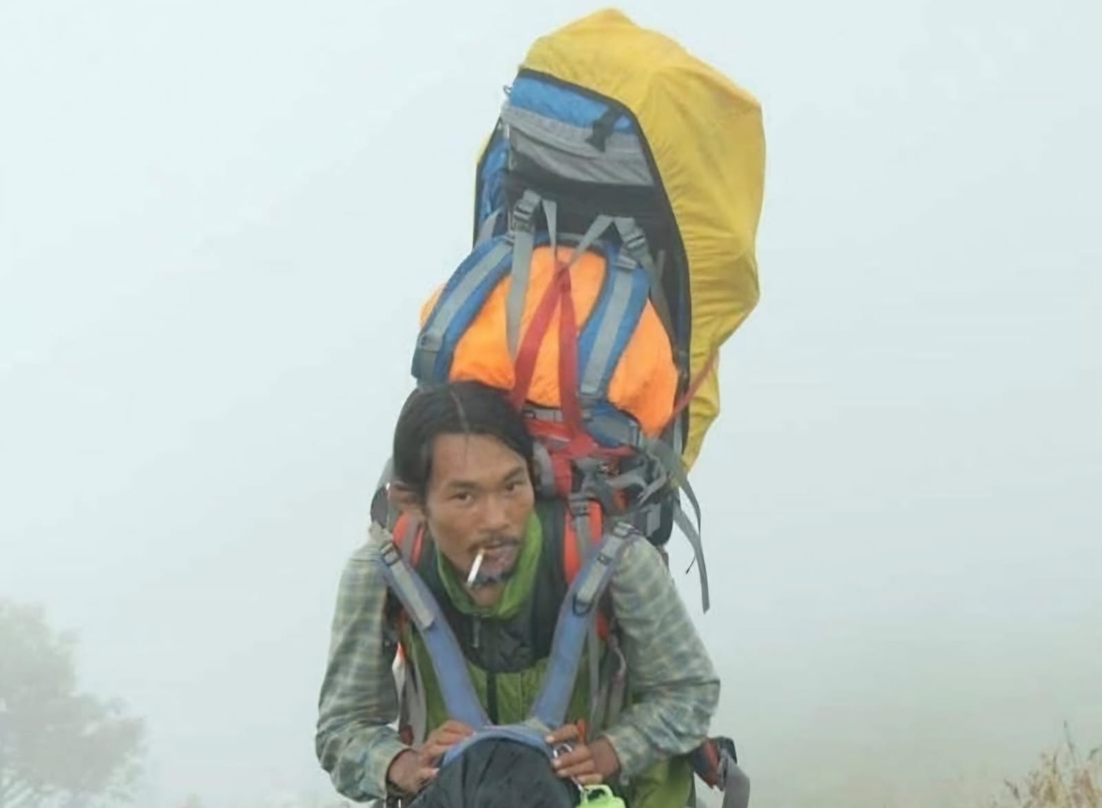“Não pude fazer muito, apenas ajudar desta forma", diz Agam Rinjani, guia e alpinista voluntário que resgatou corpo da brasileira