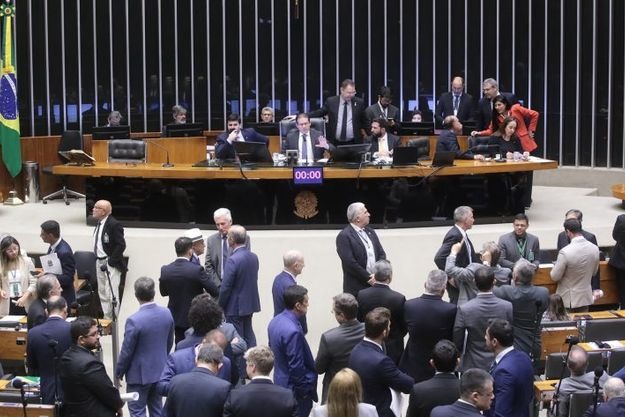 Congresso Nacional derruba decretos do IOF e governo Lula avalia ir à Justiça após derrota política