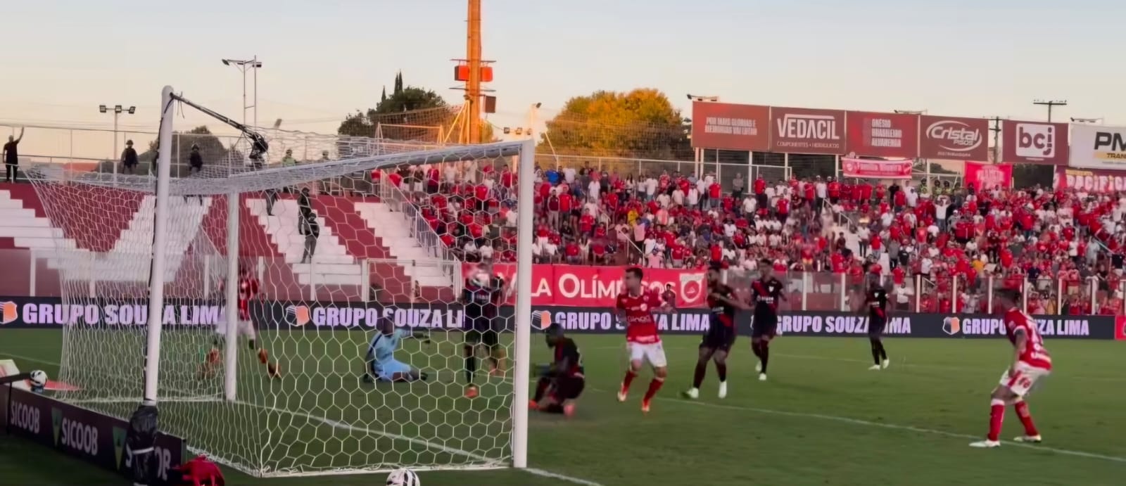 Vila supera Atlético-GO em clássico no OBA e respira na Série B após cinco derrotas