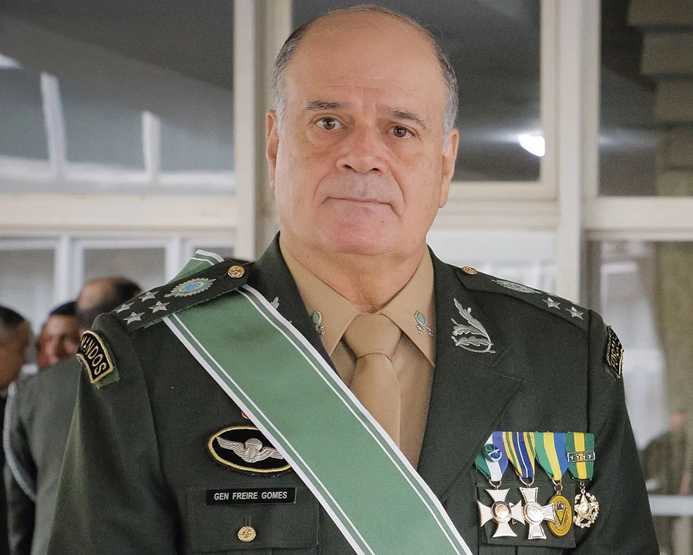 Moraes enquadra comandante do Exército no governo Bolsonaro em audiência