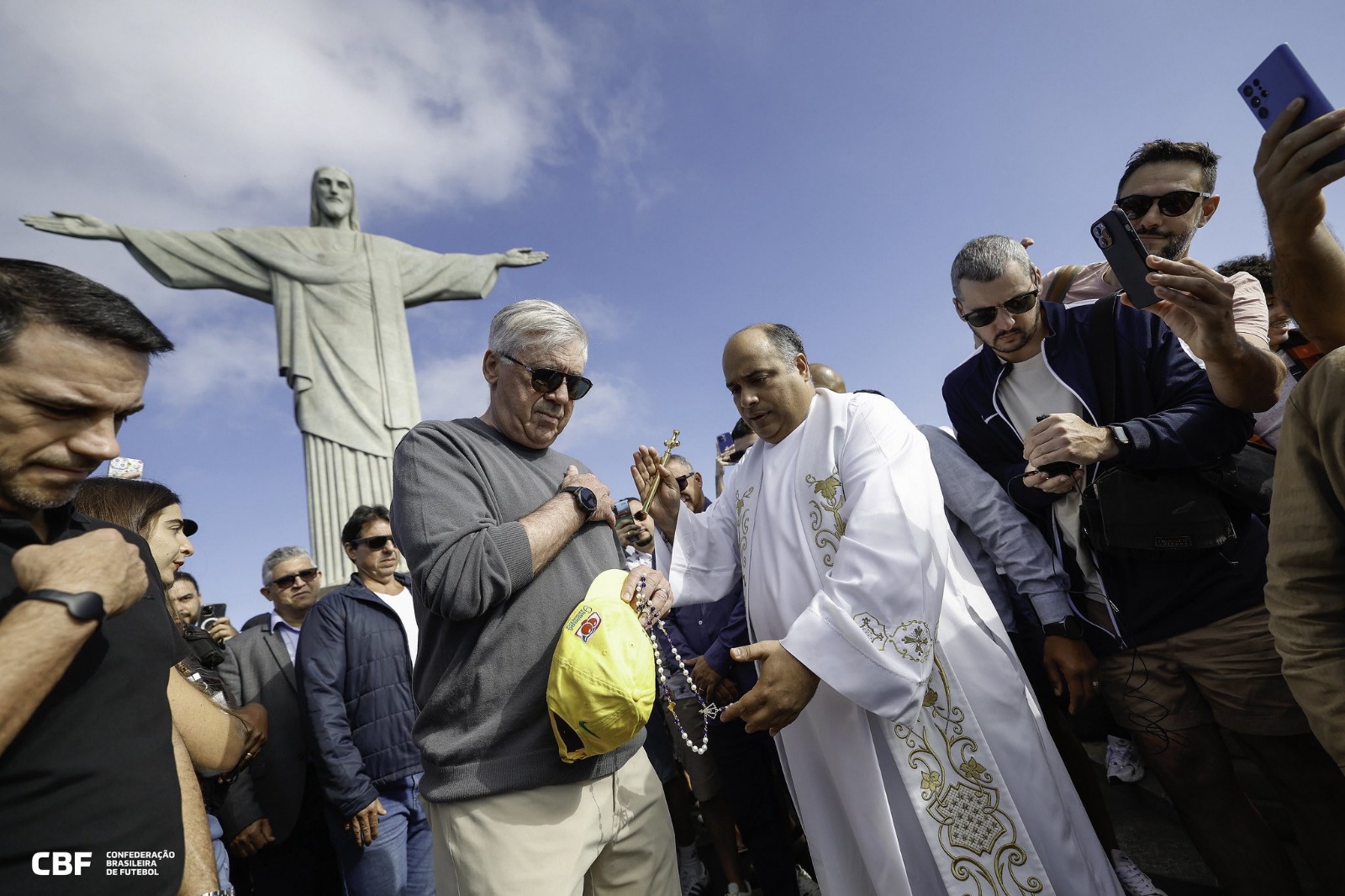Carlo Ancelotti visita o Cristo Redentor, recebe bênção e encanta turistas no Rio