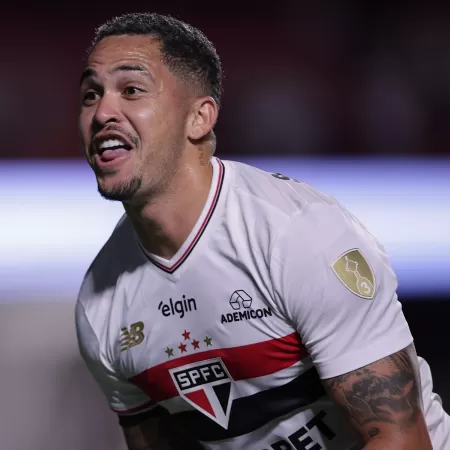 Luciano dá volta por cima no ano e vira jogador mais decisivo do São Paulo