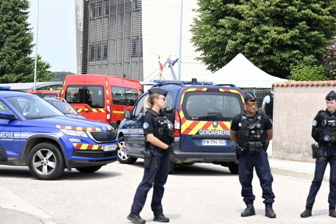 Aluno mata educadora a facadas na França e reacende questão de segurança nas escolas