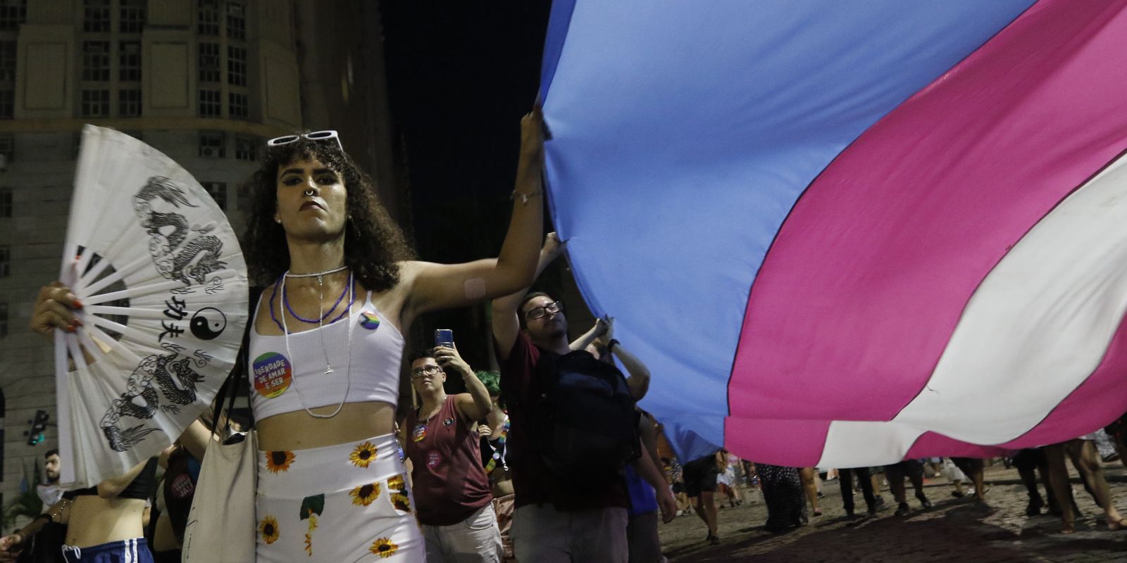 Mudanças na terapia hormonal geram polêmica entre população trans