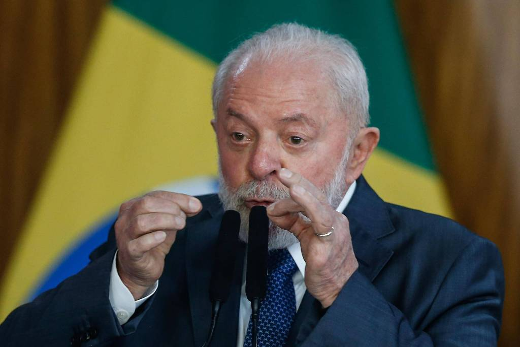 Lula sugere que corte deveria ser em benefícios fiscais, não em Orçamento