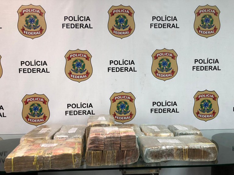 PF prende homem com R$ 800 mil em espécie no aeroporto do Galeão