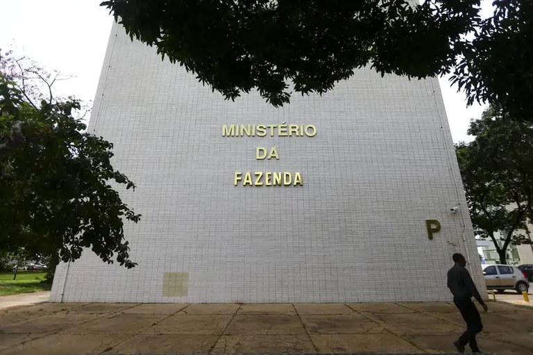 Fazenda prevê impacto localizado das tarifas de Trump sobre exportações brasileiras