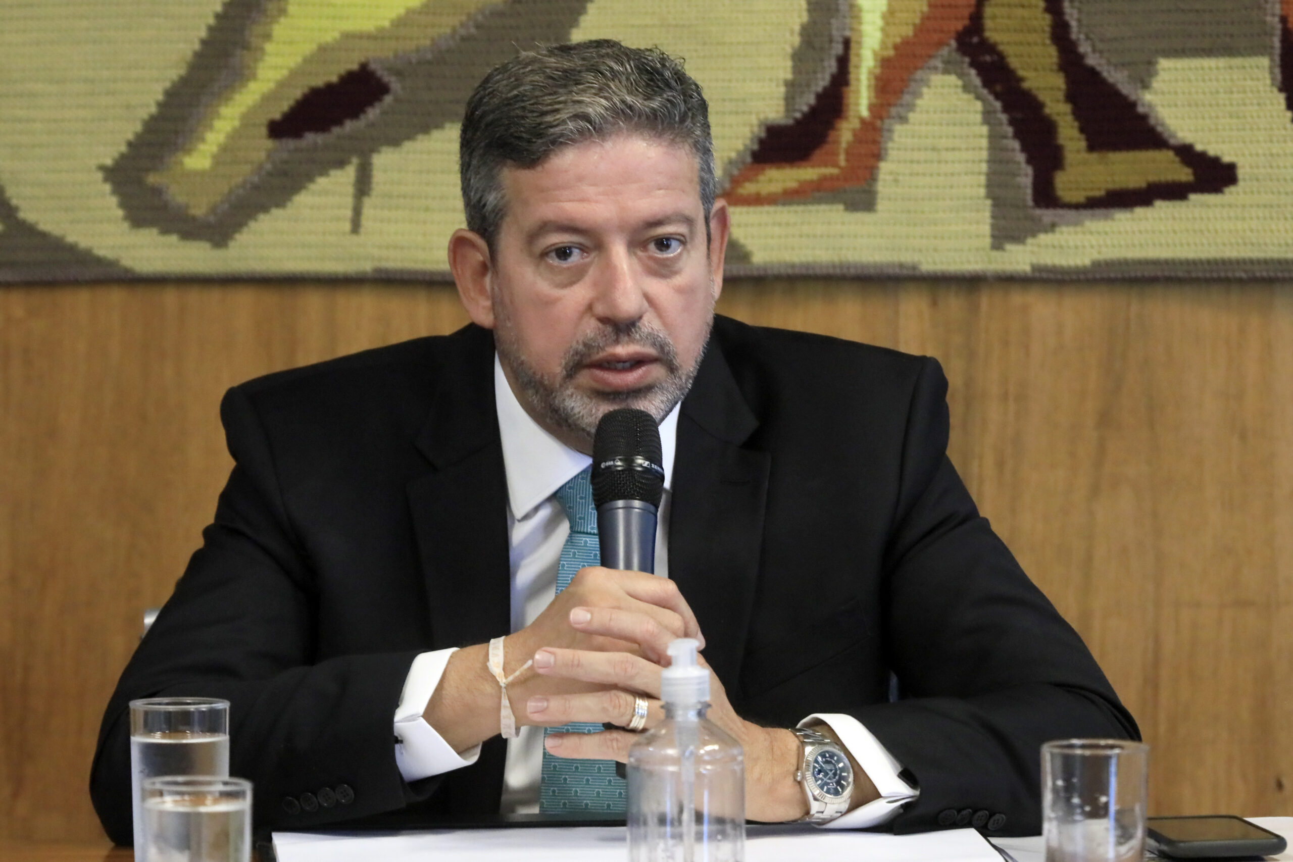 Lira quer limitar em 34% carga tributária para os mais ricos