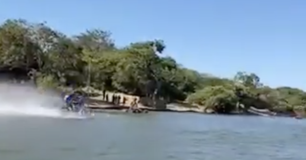 Após nove tentativas frustradas, motociclista adapta moto com pranchas, "caminha" sobre Rio Xingu e encanta multidão no Pará