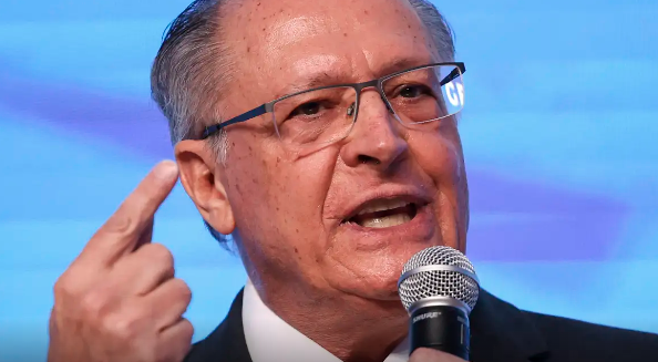 Brasil está conversando “com reserva” com Estados Unidos, diz Alckmin