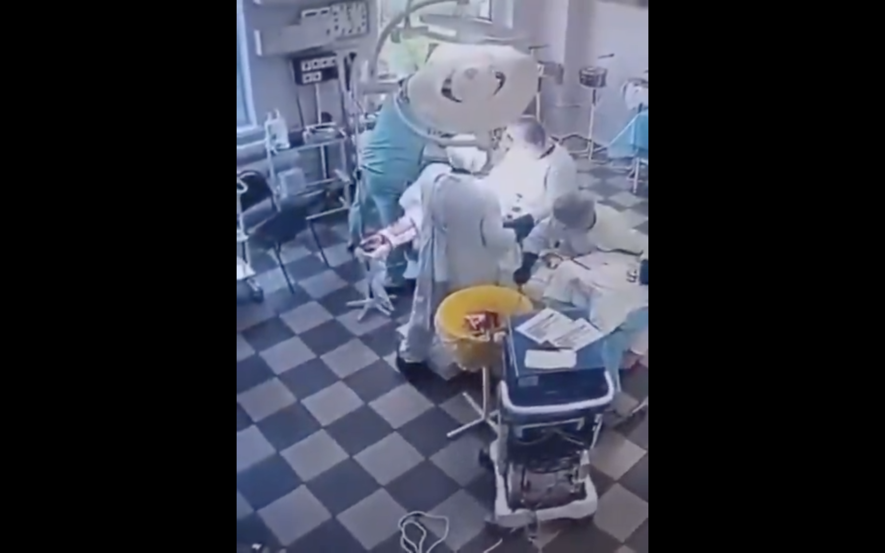 Médicos seguram paciente em cirurgia durante terremoto na Rússia