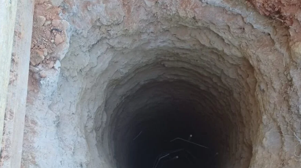 Homem cai em buraco de seis metros e é resgatado pelos bombeiros em Luziânia