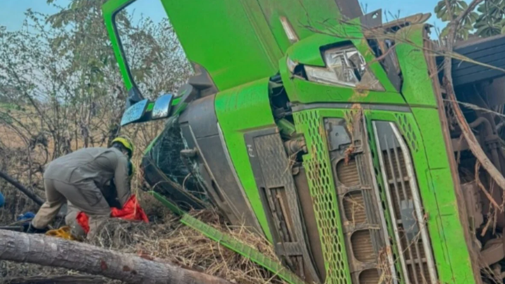Caminhão sai da pista e capota em área de difícil acesso na GO-164