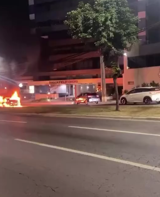 Luxo em chamas: BMW 320i pega fogo em Goiânia e dá perda total