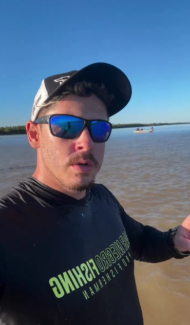 Guia de pesca convive com cardume e captura peixes no Rio Araguaia em Nova Crixás