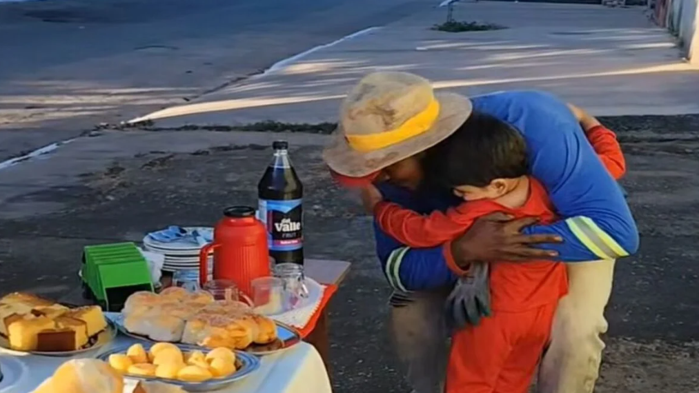 Criança de três anos emociona ao celebrar aniversário com café da manhã para garis em Goiás