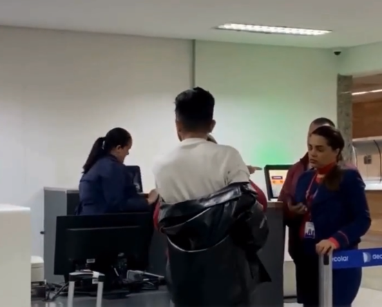 Passageiro acusa Latam de abandono após cancelamento de voo em Brasília