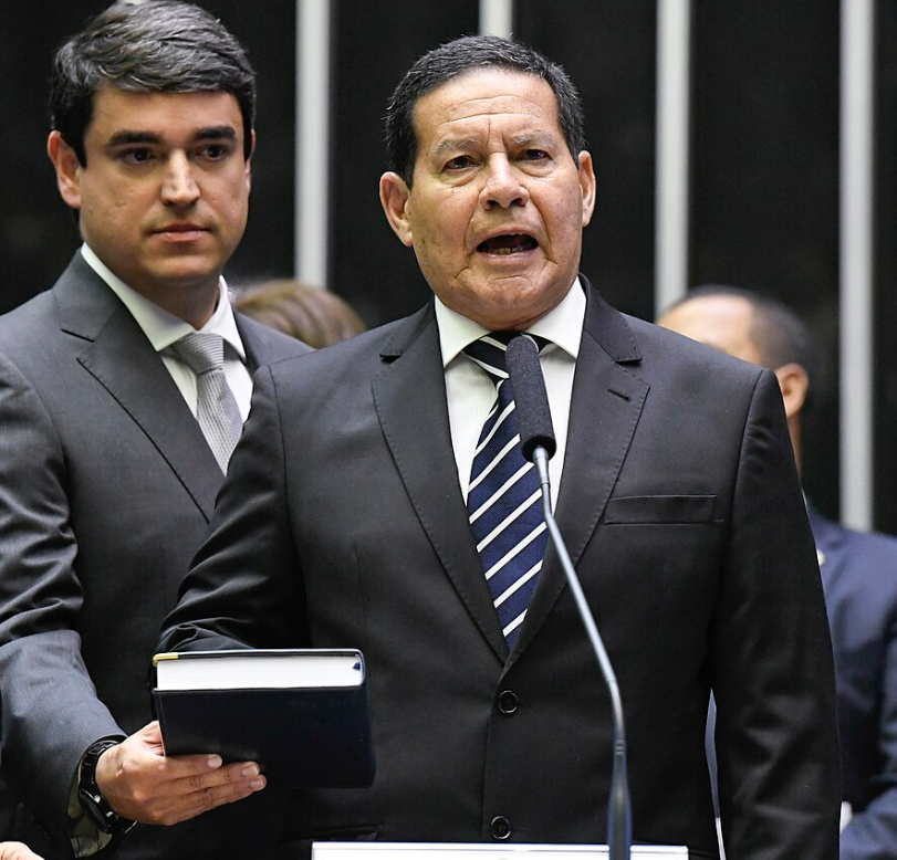 Mourão critica apoio de Trump a Bolsonaro e rechaça interferência externa