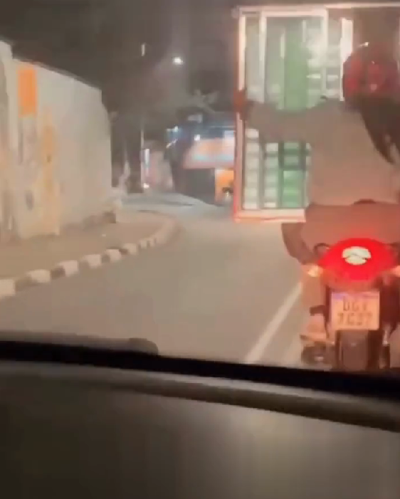 Mulher carrega janela gigante na garupa de moto em São Paulo