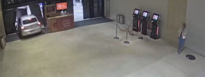 Câmeras flagram invasão de carro no Shopping Flamboyant; motorista faz “passeio” por corredores internos