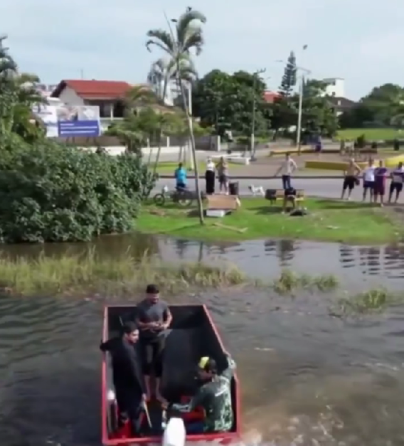 Caçamba vira barco: pescador inova e navega com estrutura improvisada