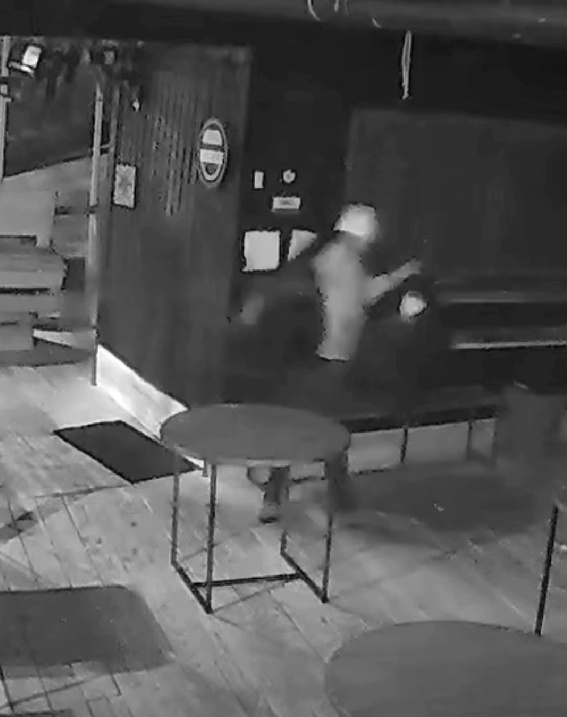 Homem de calcinha invade bar e furta bebidas na zona sul de São Paulo