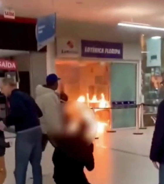 Incêndio em lotérica gera pânico no Floripa Shopping e deixa cinco feridos