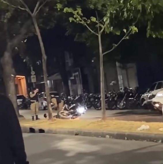 Moto em alta velocidade colide com viatura da PM em Belo Horizonte