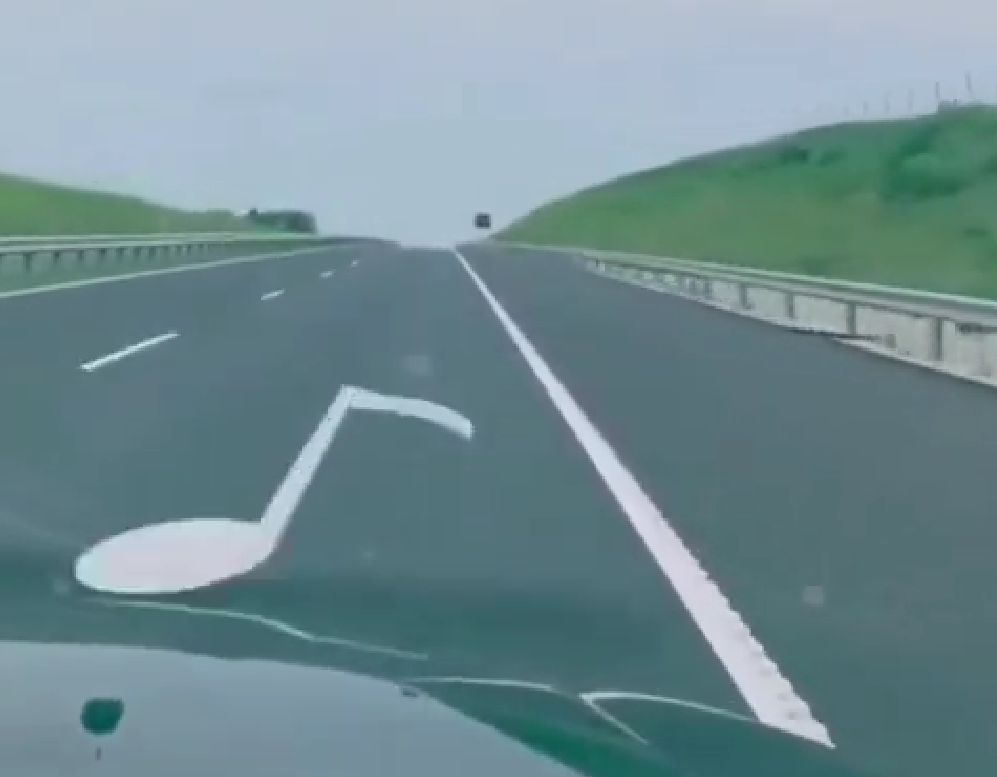 Estrada na Hungria toca música quando motoristas acertam velocidade