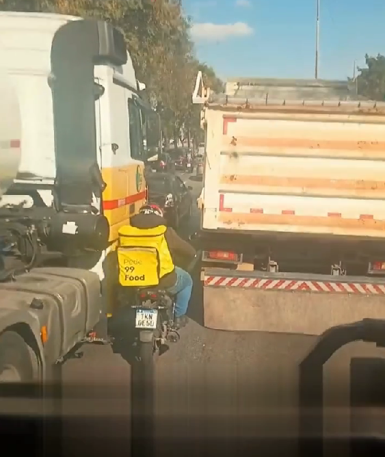 Entregador da 99FOOD ignora faixa exclusiva e arrisca entre carretas na zona leste de São Paulo