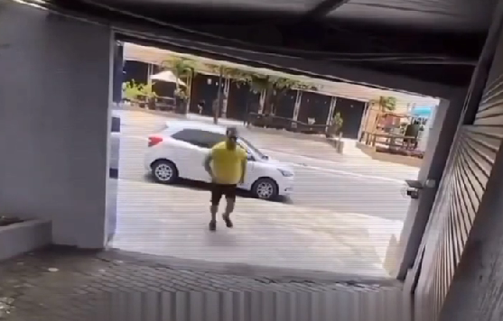 Marido invade motel e surpreende com festa de aniversário preparada pela esposa