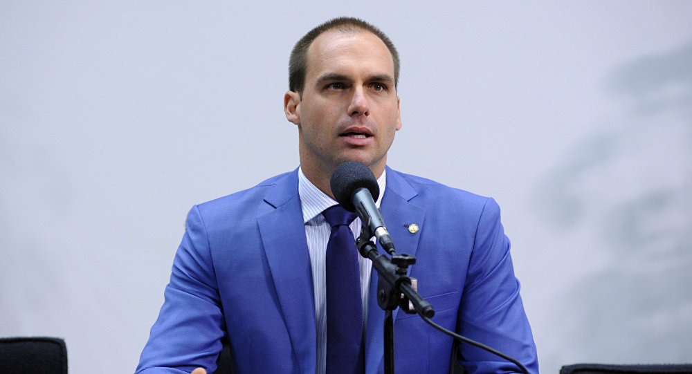 Eduardo Bolsonaro ataca Tarcísio e diz que negociação com EUA é “desrespeito”